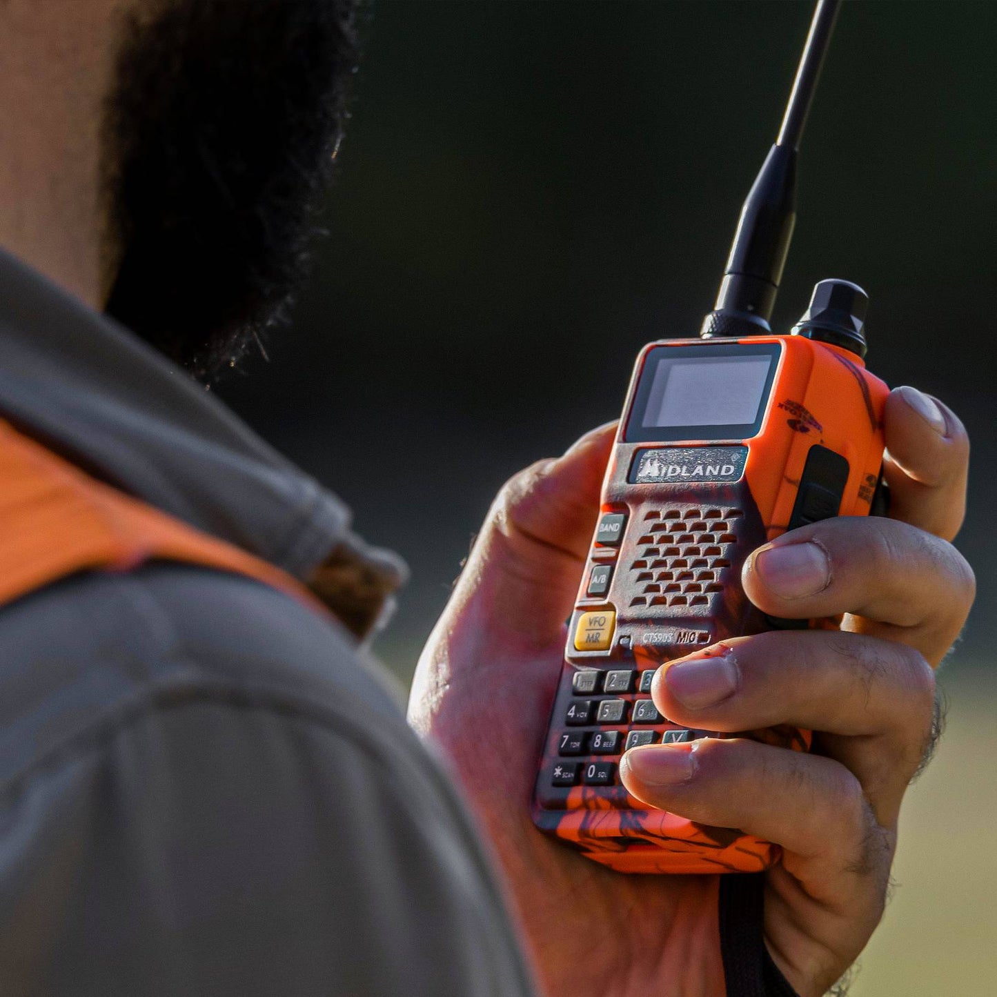 Émetteur-récepteur double bande Midland CT590S BLAZE VHF/UHF avec écran LCD, batterie 1500 mAh intégrée, jusqu'à 128 canaux stockables avec attribution de nom