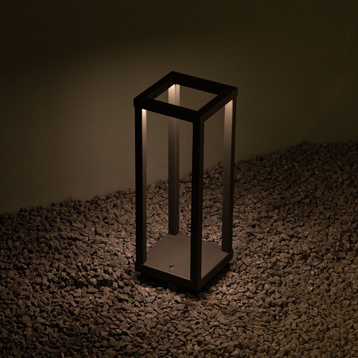 Kelù Ginny Lampada da tavolo LED senza fili ricaricabile H28cm, dimmer touch per temperatura, 240 lumen, corpo in alluminio grigio, durata 7 ore, IP54