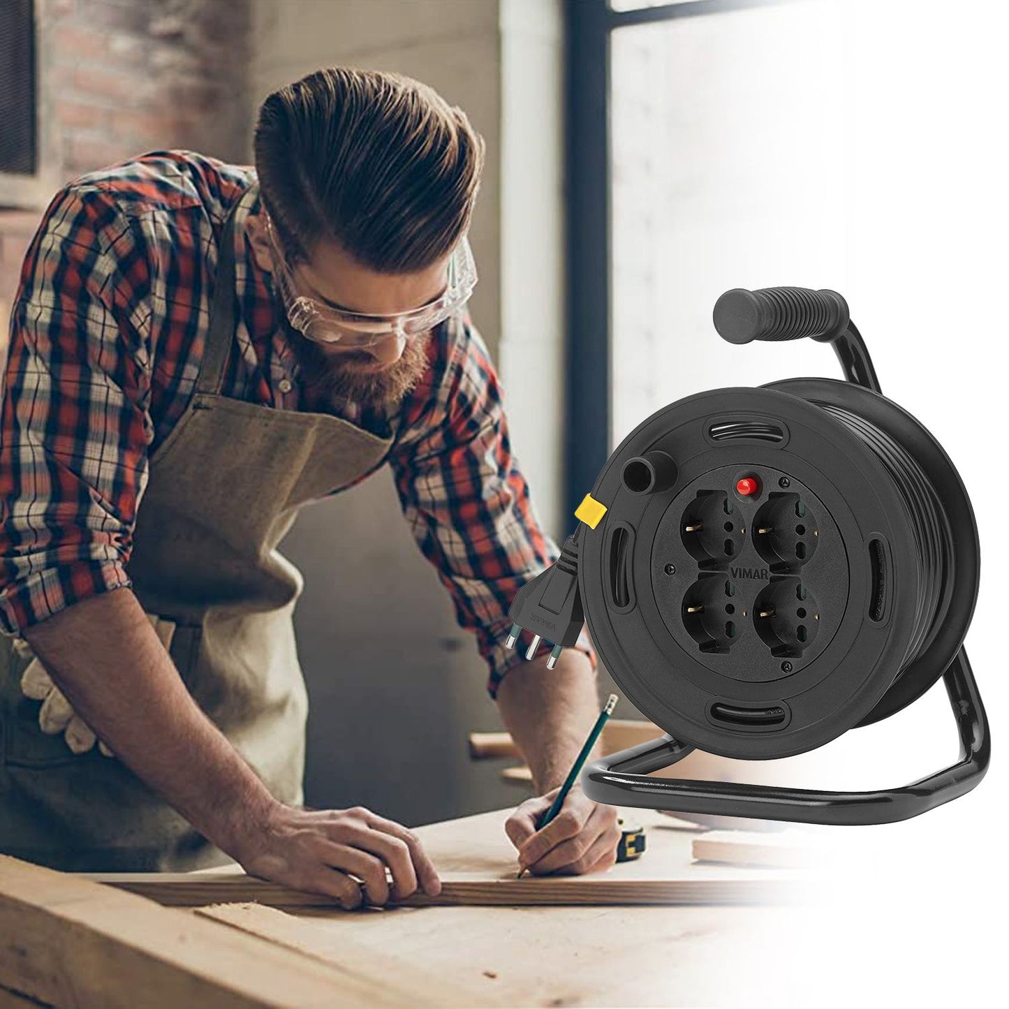 VIMAR Enrouleur de câble 16A 230V, avec fiche S17 2P+T et 4 prises universelles type P40, câble de 15m de long, disjoncteur thermique pour protection contre les surcharges